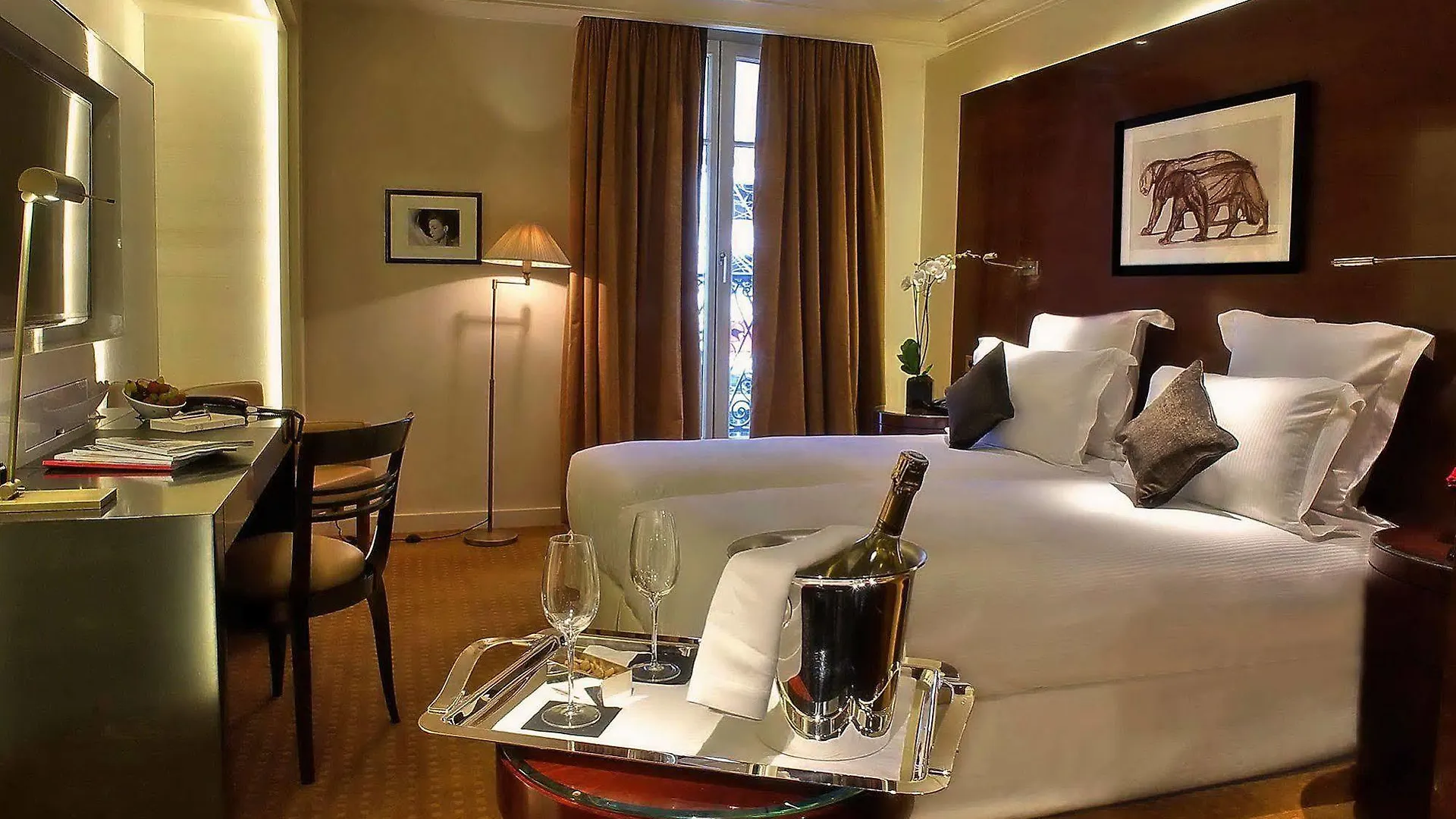 Hotel Montaigne Paris